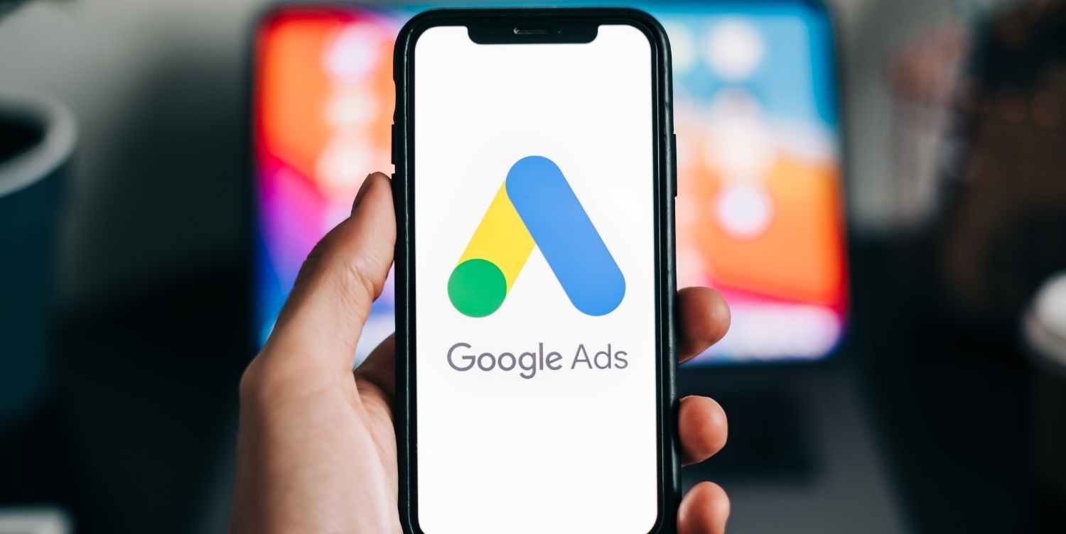 Celular exibindo aplicativo do Google Ads